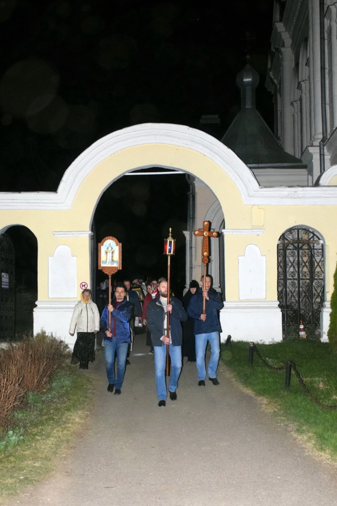 Ночное пасхальное богослужение в Никольском храме с. Рогачево. Фото 01